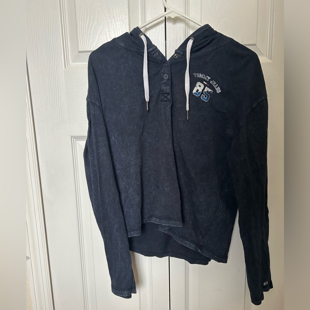 Tommy long sleeve has hoodie